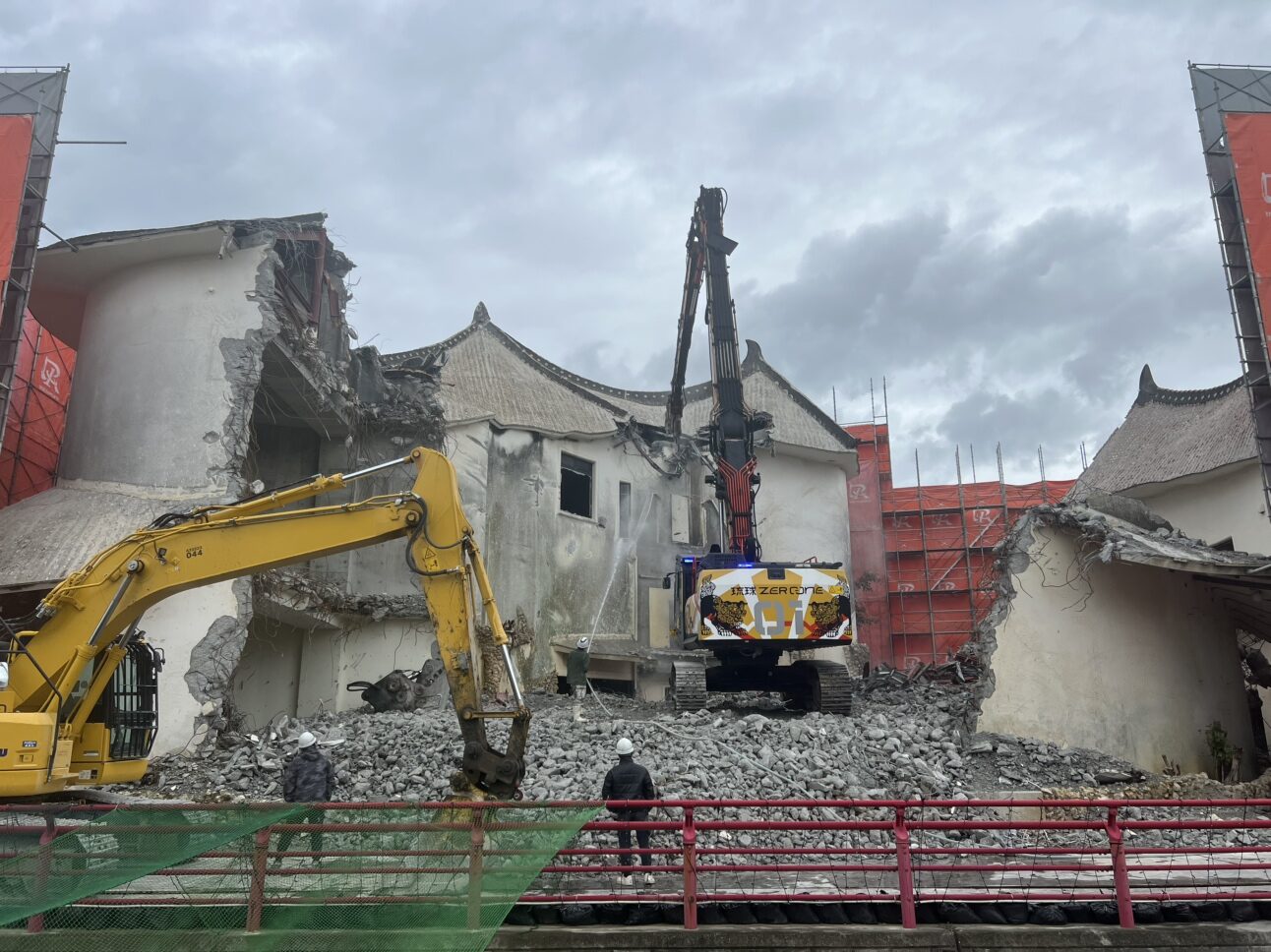 沖縄 ビル・高層建築物解体工事|琉球ZERO-ONE 大型建物の解体実績