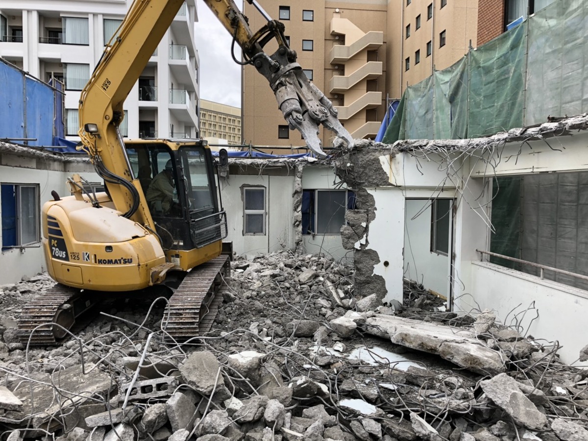 那覇市 商業施設の解体作業｜沖縄 解体工事 琉球ZERO-ONE