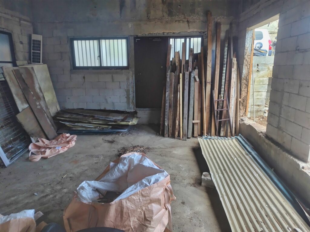 沖縄市 解体工事 作業風景